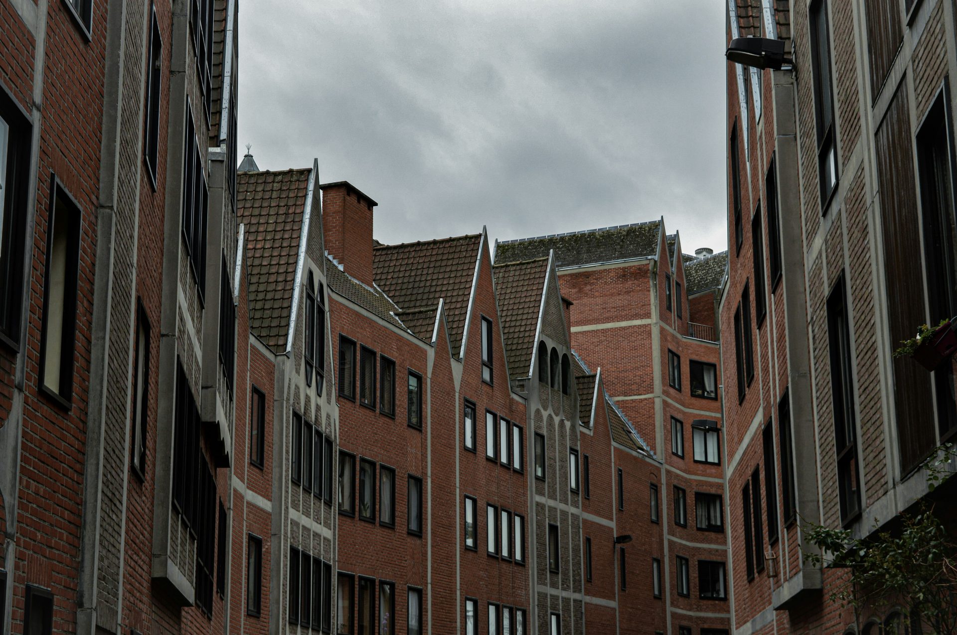 braunes und weißes Betongebäude unter weißen Wolken tagsüber